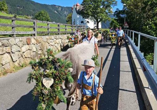 Feierlicher Almabtrieb von der Gogles Alm nach Fließ im Tiroler Oberland