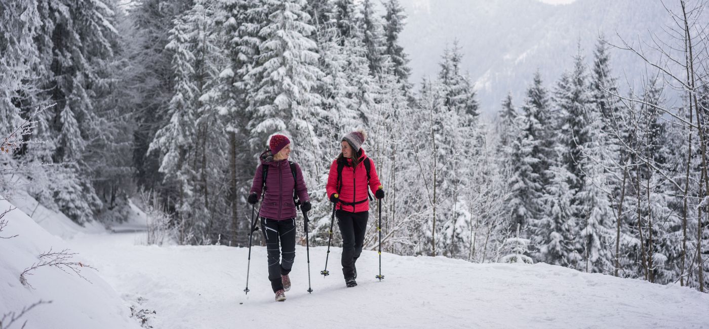 Frauen beim Winterspaziergang