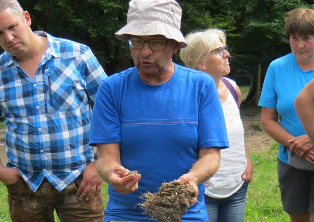 Menschen bei der Schulung zu Biodiversität