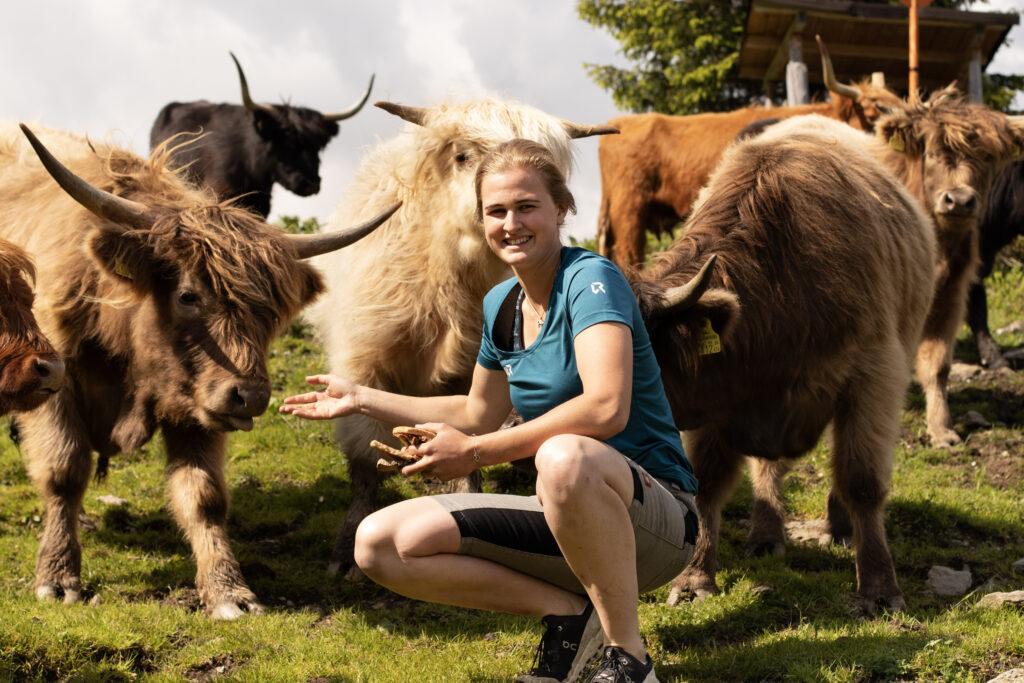 Frau mit Kühen