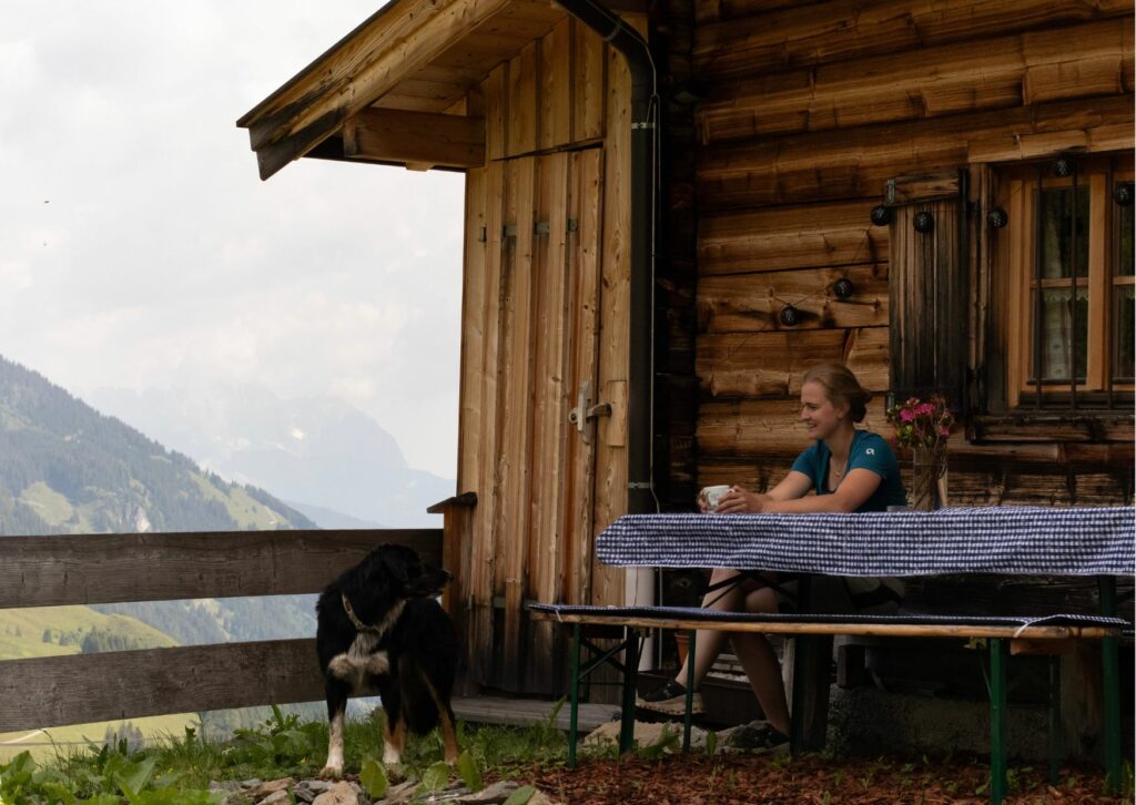 Frau auf der Alm