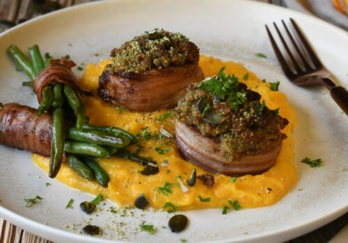 Herbstliche Almschweinemedaillons mit Kürbiskruste auf Kürbis-Erdäpfelpüree
