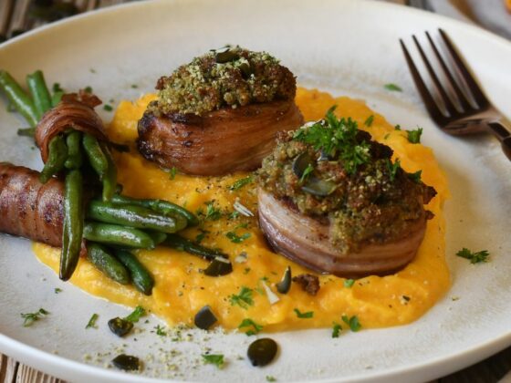 Herbstliche Almschweinemedaillons mit Kürbiskruste auf Kürbis-Erdäpfelpüree