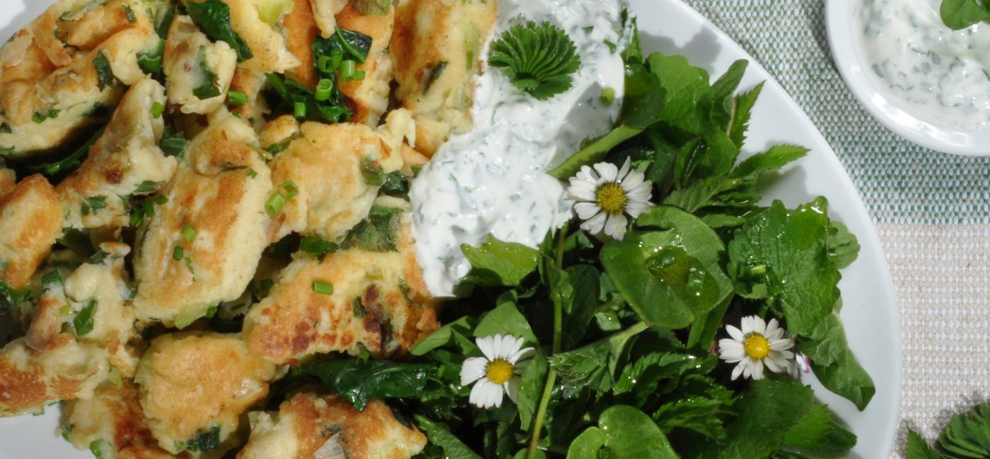 Kräuter-Kaiserschmarren mit Wildkräutersalat und Dip