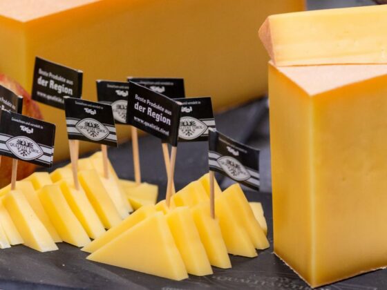 Feierlicher Anschnitt des Tiroler Almkäse GU im Rahmen der Innsbrucker Herbstmesse